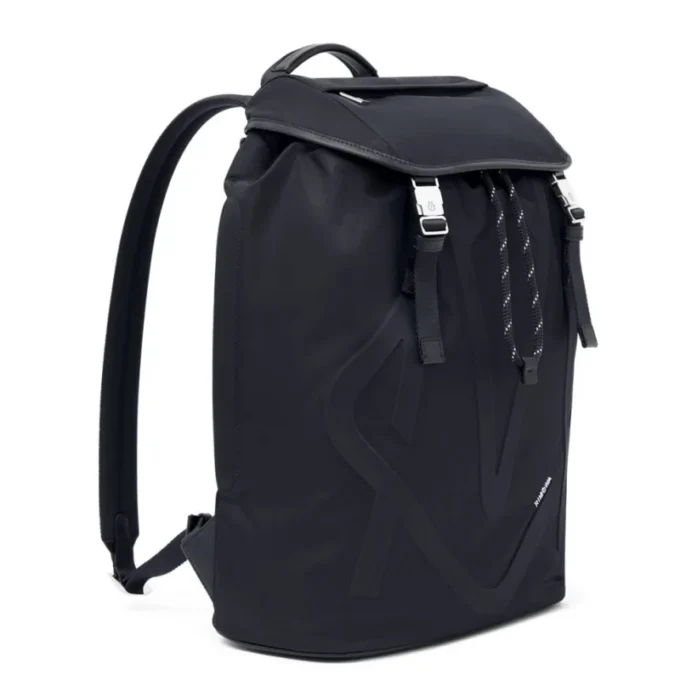 Mochila con solapa exclusiva en nailon ECONYL®