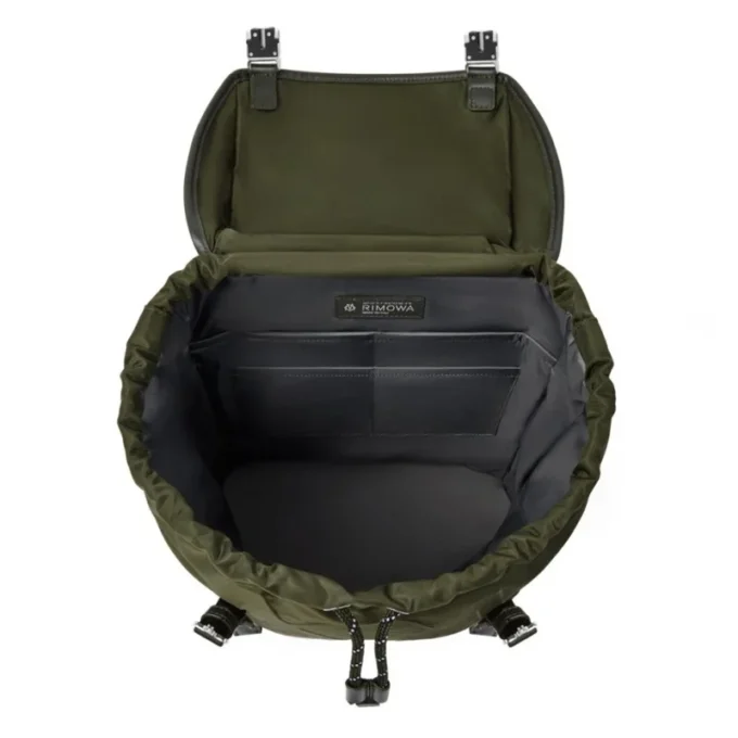 Mochila con solapa exclusiva en nailon ECONYL®