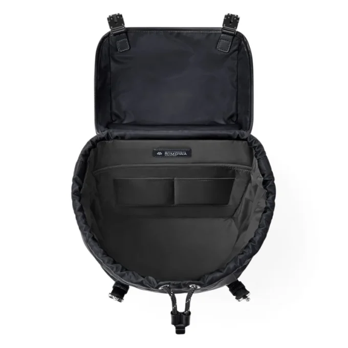 Mochila con solapa exclusiva en nailon ECONYL®