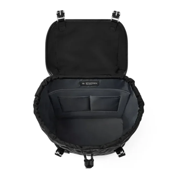 Mochila con solapa exclusiva en nailon ECONYL®