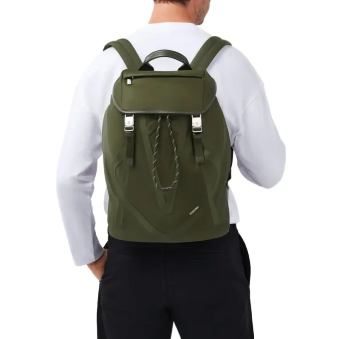 Mochila con solapa exclusiva en nailon ECONYL®
