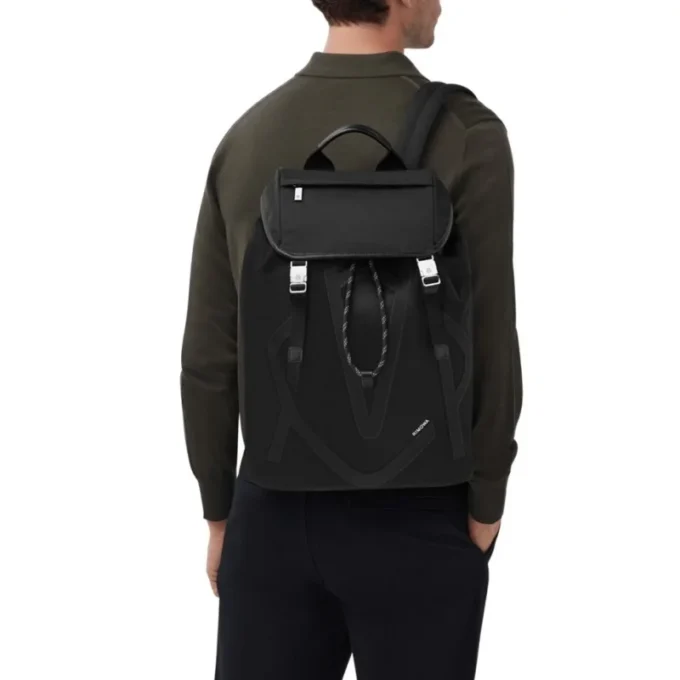 Mochila con solapa exclusiva en nailon ECONYL®