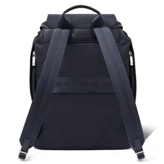 Mochila con solapa exclusiva en nailon ECONYL®